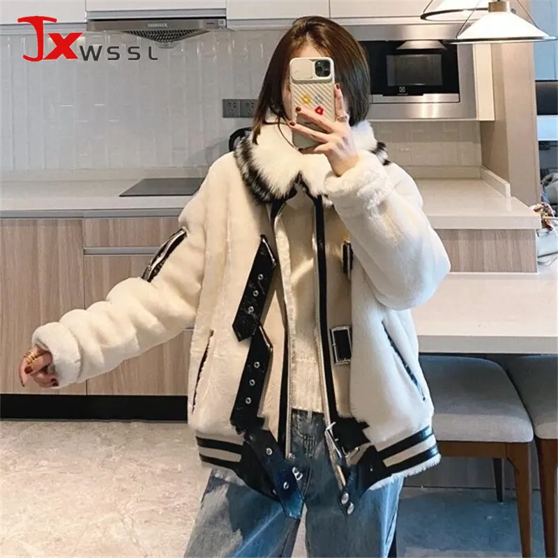 Large Fur Collar Fur Coat Women Artificial Leather Stitching High-Quality Lamb Plush Coat Female Winter Keep warm Fashion Jacket
Large Fur Collar Fur Coat Women Artificial Leather Stitching High-Quality Lamb Plush Coat Female Winter Keep warm Fashion Jacket