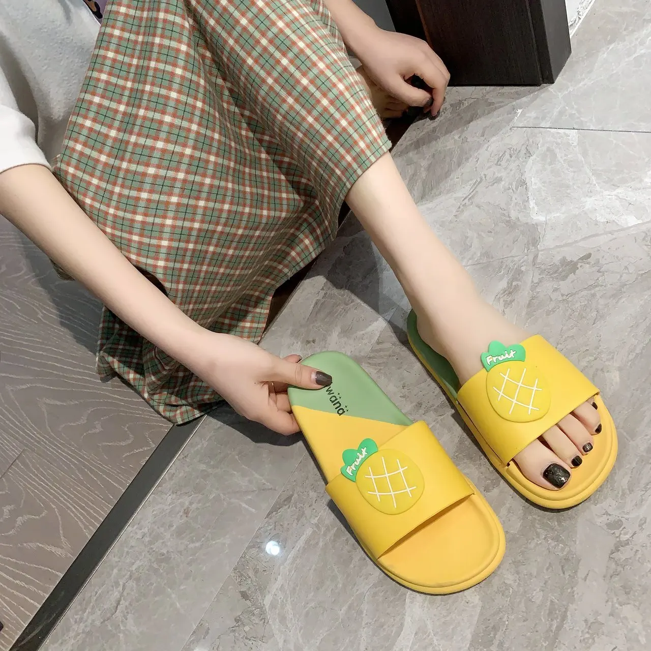 2021 summer fashion cute fruit embossed ladies non-slip indoor home slippers DY1739
2021 summer fashion cute fruit embossed ladies non-slip indoor home slippers DY1739
