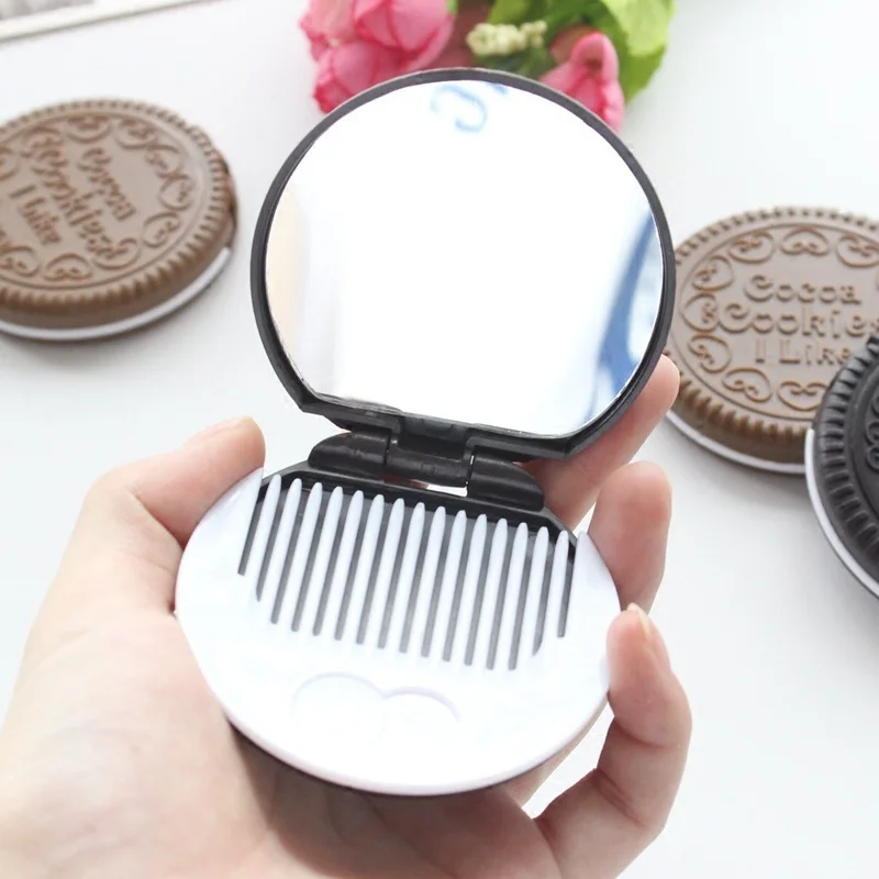 L103 Mirror with Comb Set Chocolate Chip Cookie Shape Creative Design Mini Pocket Mirror with Comb Portable Travel Makeup Mirror
L103 Mirror with Comb Set Chocolate Chip Cookie Shape Creative Design Mini Pocket Mirror with Comb Portable Travel Makeup Mirror