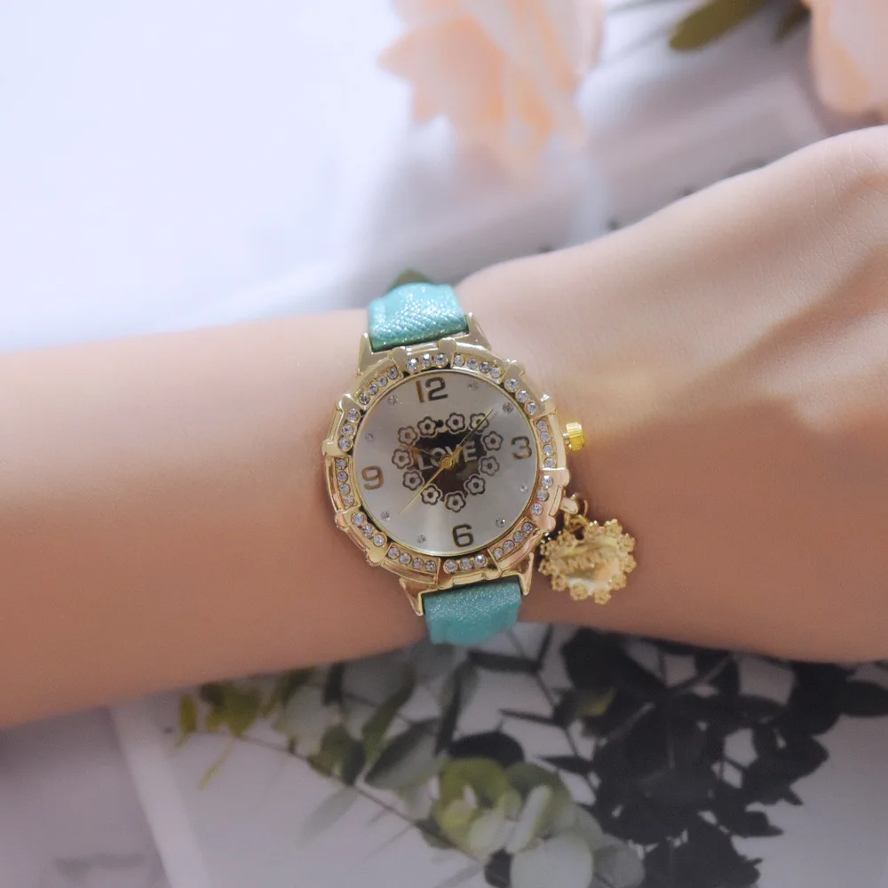 2021 New Women's Watches Luxury Watch Leather Strap Lover watches Pendant Decorate Gift Woman Quartz wristwatches Fashion clock
2021 New Women's Watches Luxury Watch Leather Strap Lover watches Pendant Decorate Gift Woman Quartz wristwatches Fashion clock