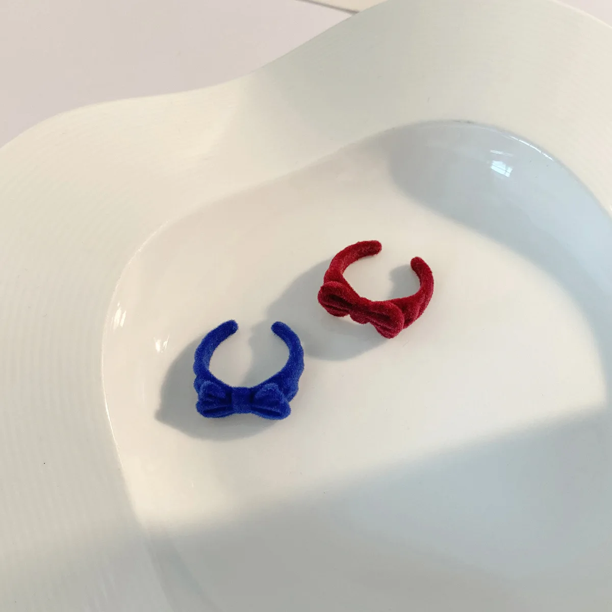 Autumn and winter new Klein blue velvet ring retro blue flocking wine red bow open ring index finger ring rings for women ring
Autumn and winter new Klein blue velvet ring retro blue flocking wine red bow open ring index finger ring rings for women ring