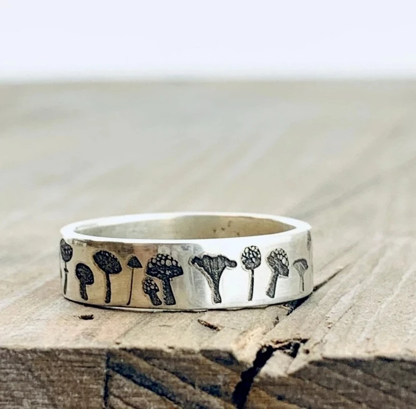 Vintage Fashion Wildflowers Mushroom Rings for Women Silver Color Hand-carved Bohemian Floral Ring Party Wedding Ring Jewelry
Vintage Fashion Wildflowers Mushroom Rings for Women Silver Color Hand-carved Bohemian Floral Ring Party Wedding Ring Jewelry