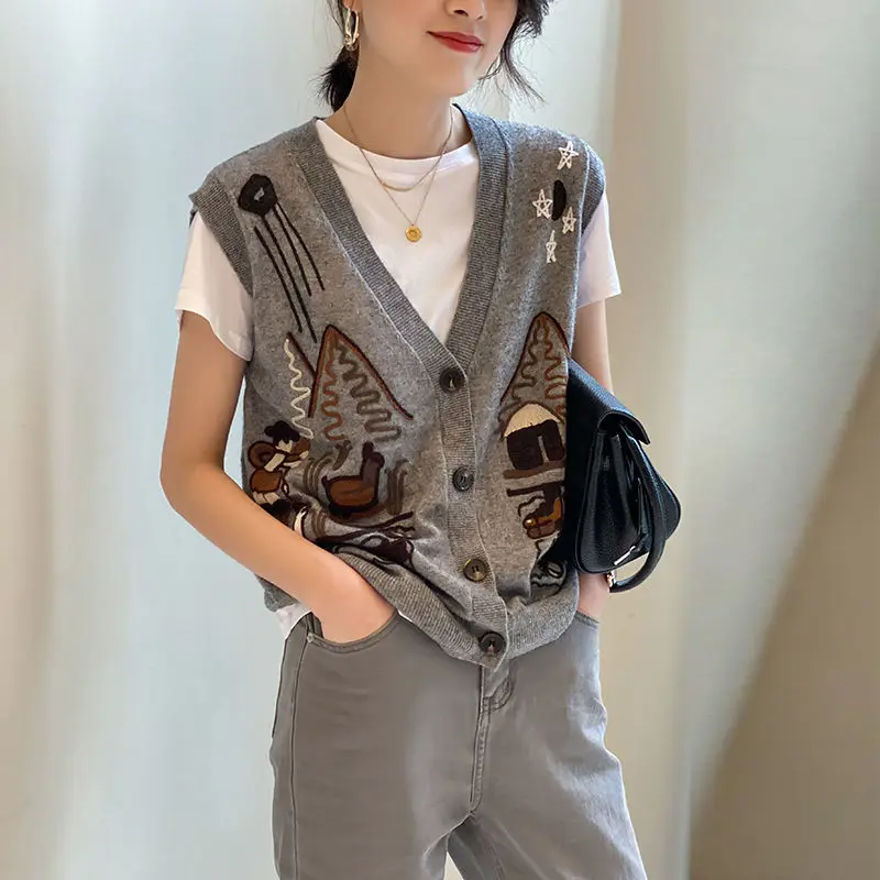 Europe station early autumn 2020 new European printed sweater cardigan V-neck knitted vest women's Vest coat 
Europe station early autumn 2020 new European printed sweater cardigan V-neck knitted vest women's Vest coat