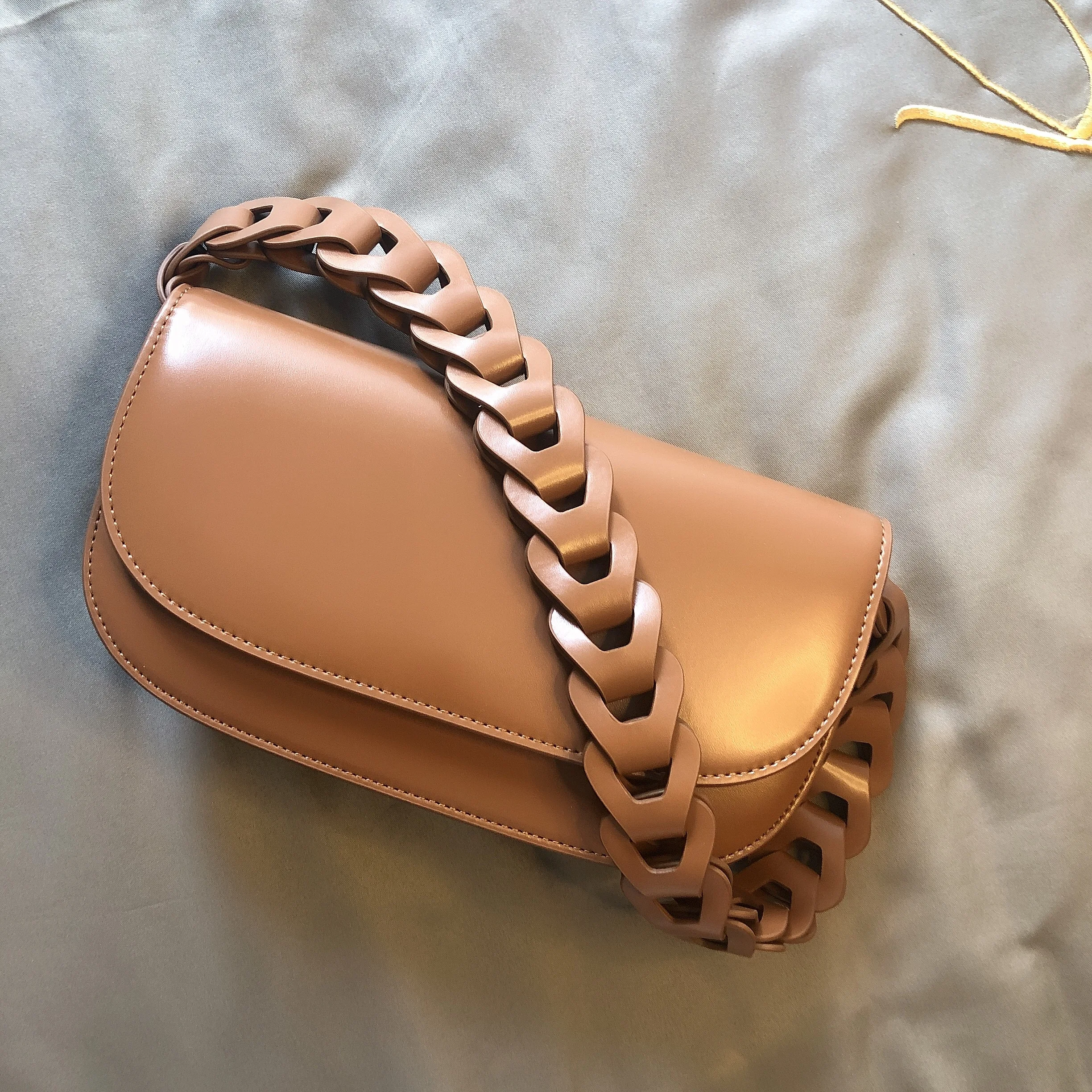 Новинка 2021, Дизайнерские Сумочки нишевой конструкции, плетеная кожаная сумочка-Багет, сумка для подмышек, дикая Диагональная Сумка через пл...
Новинка 2021, Дизайнерские Сумочки нишевой конструкции, плетеная кожаная сумочка-Багет, сумка для подмышек, дикая Диагональная Сумка через пл...