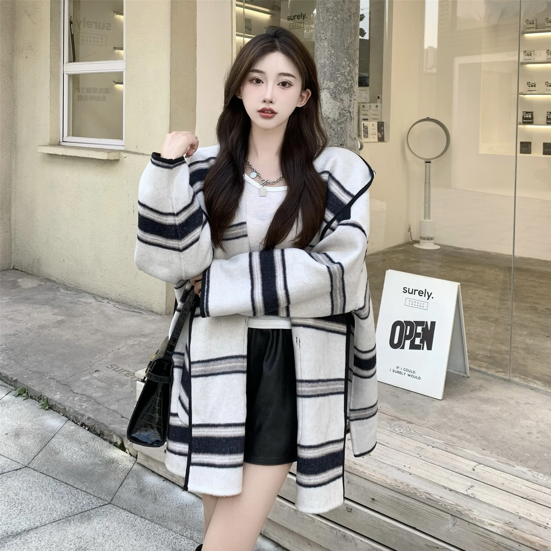 Striped Tweed Coat Contrast Color Hooded Long Sleeve Autumn Winter Medium Length Loose Korean Chic Top X1443
Striped Tweed Coat Contrast Color Hooded Long Sleeve Autumn Winter Medium Length Loose Korean Chic Top X1443
