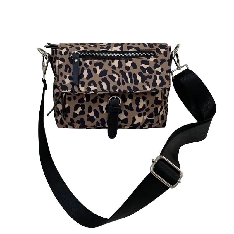 Vintage Casual Fashion Messenger Bag Splashproof Oxford Leopard Multi-compartment Women's and Men's Crossbody Bags
Vintage Casual Fashion Messenger Bag Splashproof Oxford Leopard Multi-compartment Women's and Men's Crossbody Bags