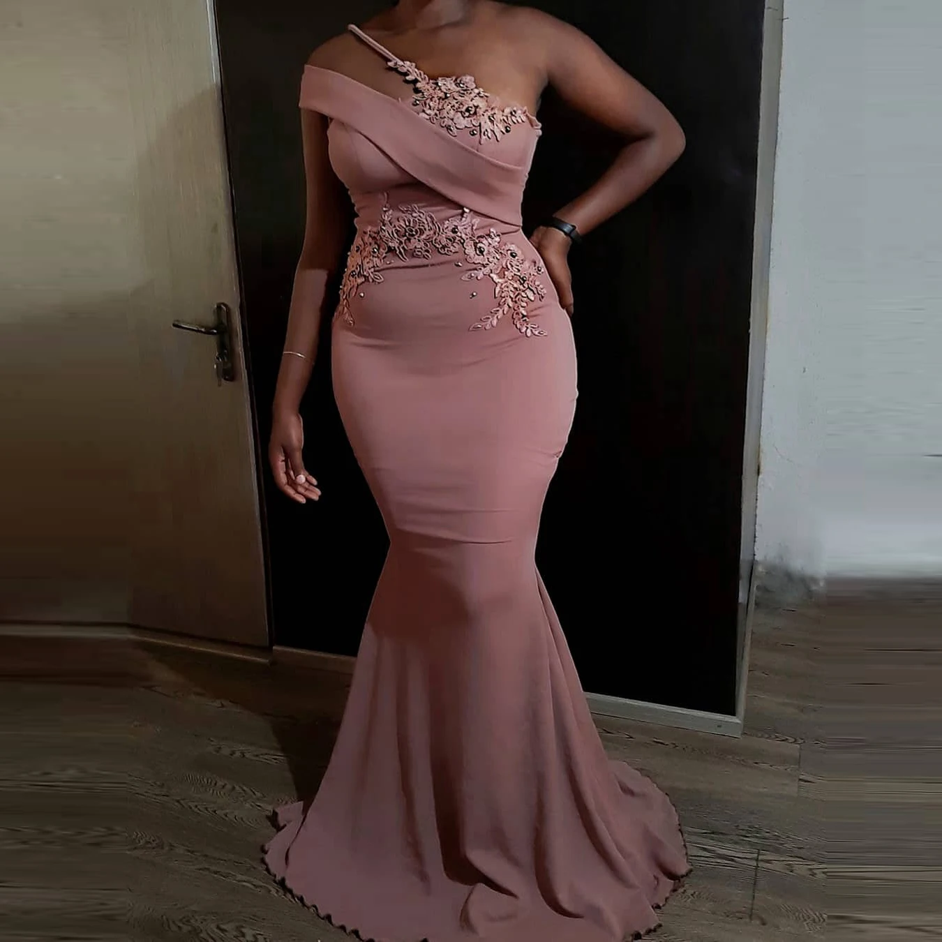 Elegant Pink Aso Ebi Evening Dresses One Shoulder Plus Sizd Mermaid Prom Gowns 3D Lace Appliques Long Length Custom Made 
Elegant Pink Aso Ebi Evening Dresses One Shoulder Plus Sizd Mermaid Prom Gowns 3D Lace Appliques Long Length Custom Made