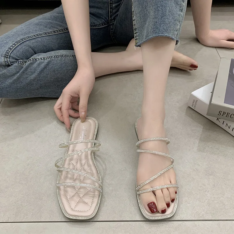 Flat Shoes Female Slippers Casual Slides Slipers Women Jelly Flip Flops Luxury Soft 2021 Glitter Summer Crystal Rubber PU Basic
Flat Shoes Female Slippers Casual Slides Slipers Women Jelly Flip Flops Luxury Soft 2021 Glitter Summer Crystal Rubber PU Basic