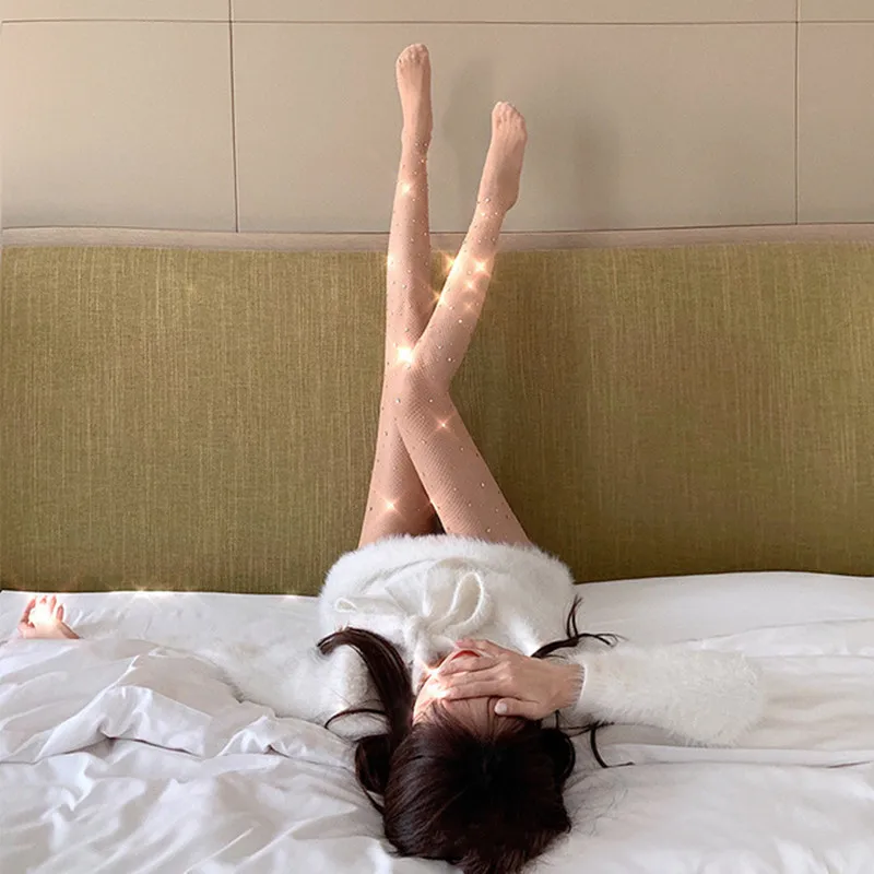 Beautiful legs are slim and sexy. Women's jumpsuits are black and fishnet stockings. Hollow rhinestones and bare legs are thin
Beautiful legs are slim and sexy. Women's jumpsuits are black and fishnet stockings. Hollow rhinestones and bare legs are thin