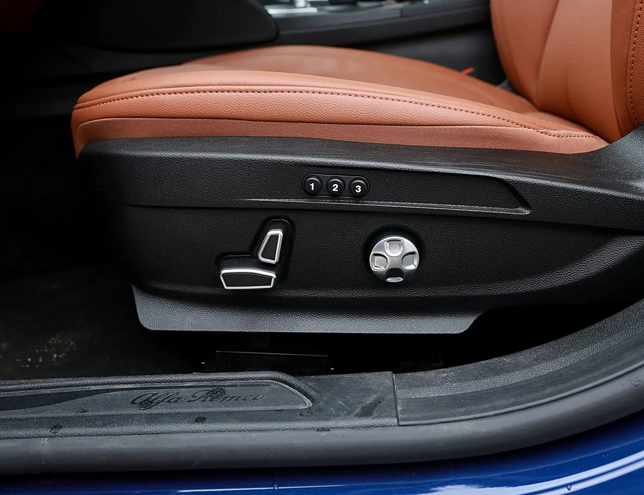 6pcs/Set ABS Chrome Seat Adjustment Button Cover Trim for Maserati Levante 2016 2017 Ghibli 2014-2017 Quattroporte 2013-2017
6pcs/Set ABS Chrome Seat Adjustment Button Cover Trim for Maserati Levante 2016 2017 Ghibli 2014-2017 Quattroporte 2013-2017
