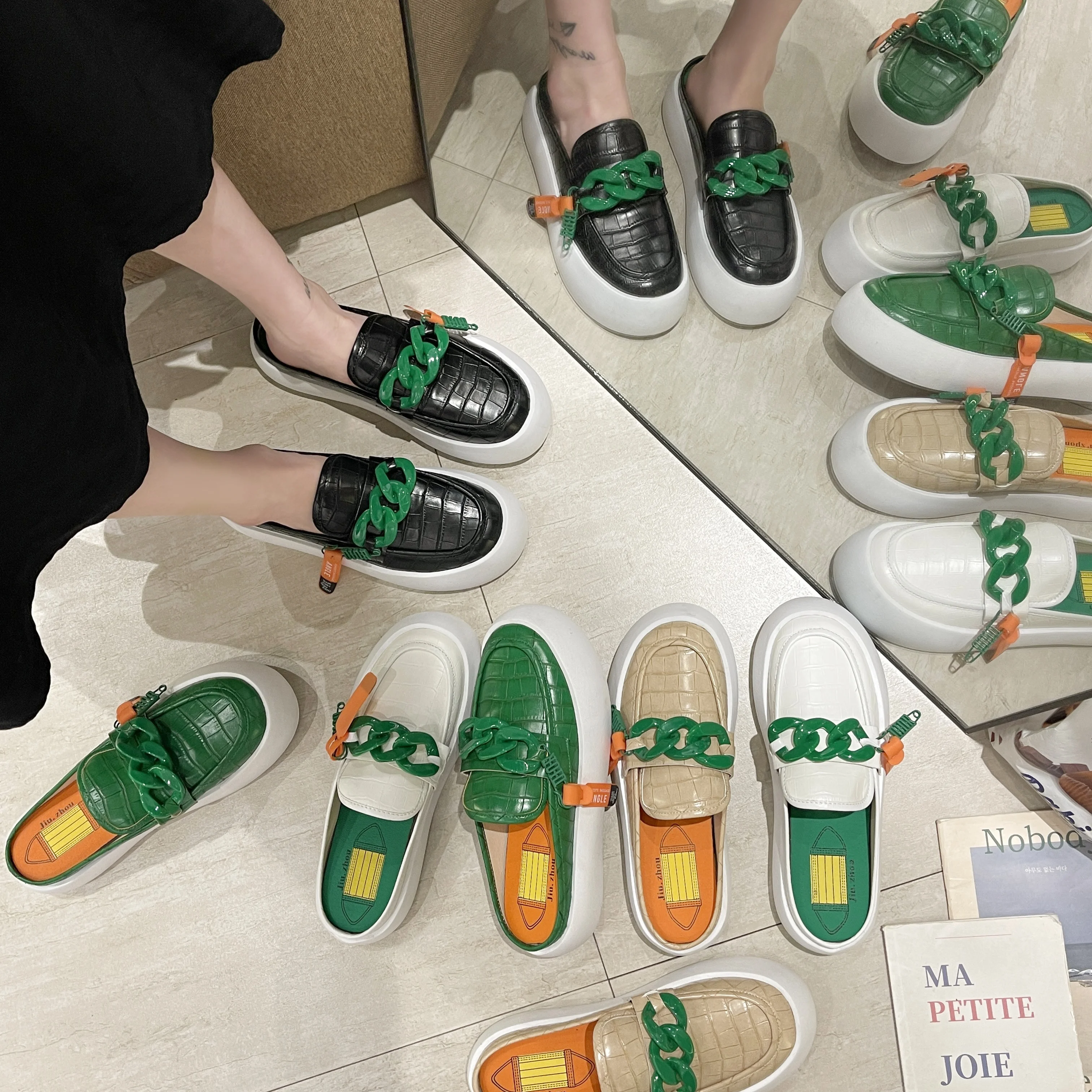 Net red Baotou half slippers women's outer wear 2021 new summer one-foot lazy thick-soled non-heeled white shoes
Net red Baotou half slippers women's outer wear 2021 new summer one-foot lazy thick-soled non-heeled white shoes