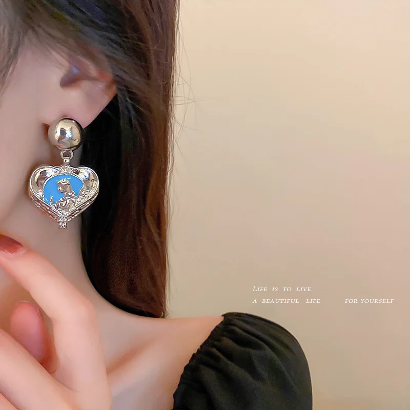 Korean Small Fragrance High Sense Dark Wind 925 Silver Needle Oil Dripping Love Minority Design Earrings
Korean Small Fragrance High Sense Dark Wind 925 Silver Needle Oil Dripping Love Minority Design Earrings