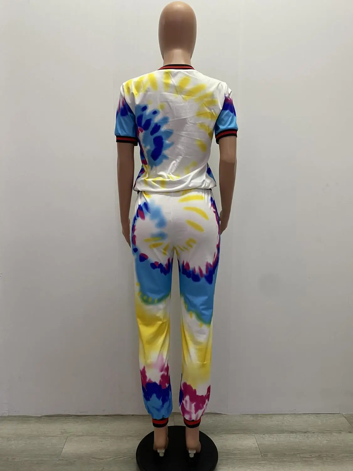 European new fashion multicolor printed casual suit loose o-neck short sleeve T-shirt and trousers women's two-piece set
European new fashion multicolor printed casual suit loose o-neck short sleeve T-shirt and trousers women's two-piece set