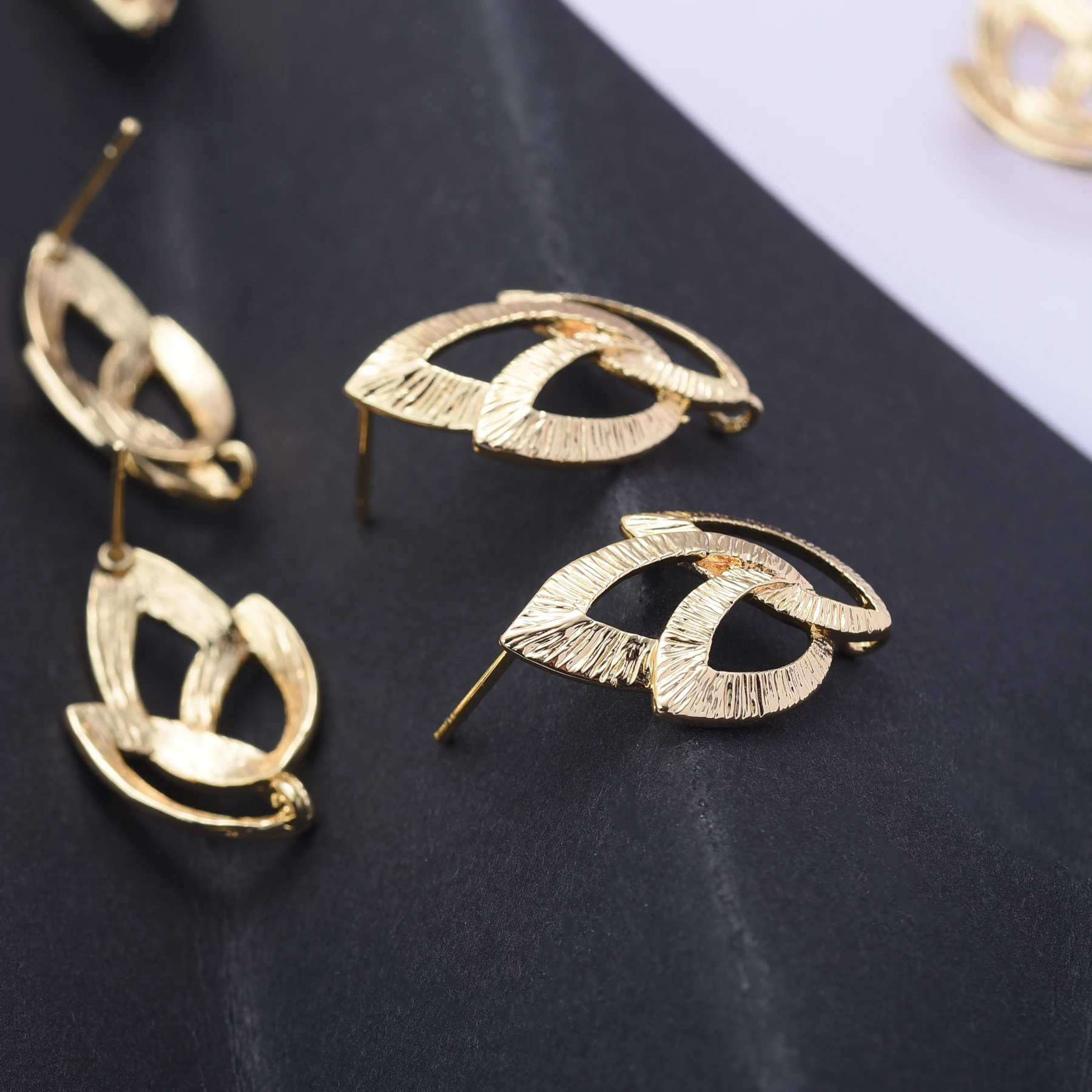 4Pcs/Lot 18K Real Gold Plated Leaf Earring Stud Connector Charms Finding Brass Charms Pendants Craft Supplies for DIY Jewelry
4Pcs/Lot 18K Real Gold Plated Leaf Earring Stud Connector Charms Finding Brass Charms Pendants Craft Supplies for DIY Jewelry