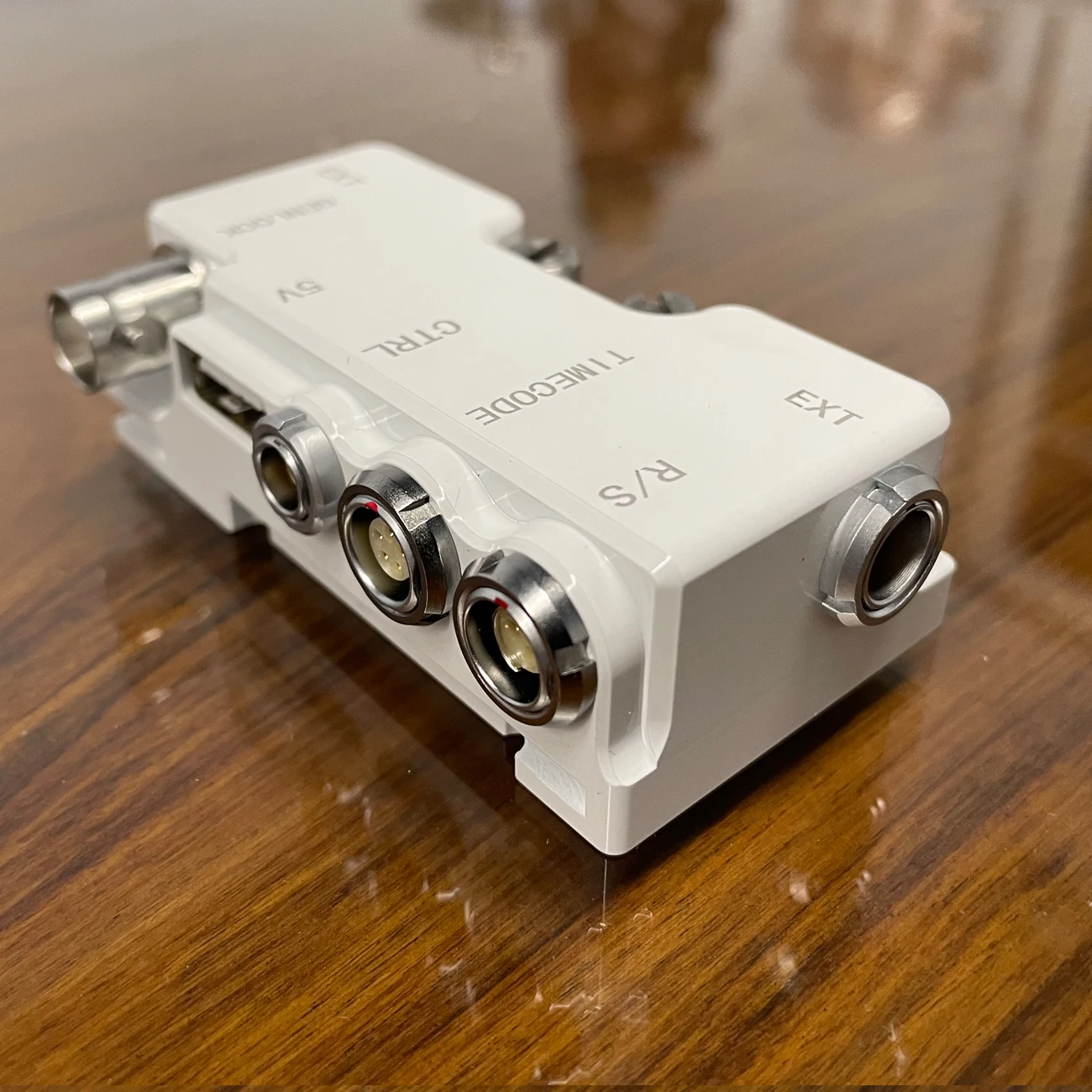 White B-Box RED KOMODO EXT 9pin splitter RS 3pin Time code 0B 5pin CTRL 00B 4pin 5V USB Genlock BNC
White B-Box RED KOMODO EXT 9pin splitter RS 3pin Time code 0B 5pin CTRL 00B 4pin 5V USB Genlock BNC