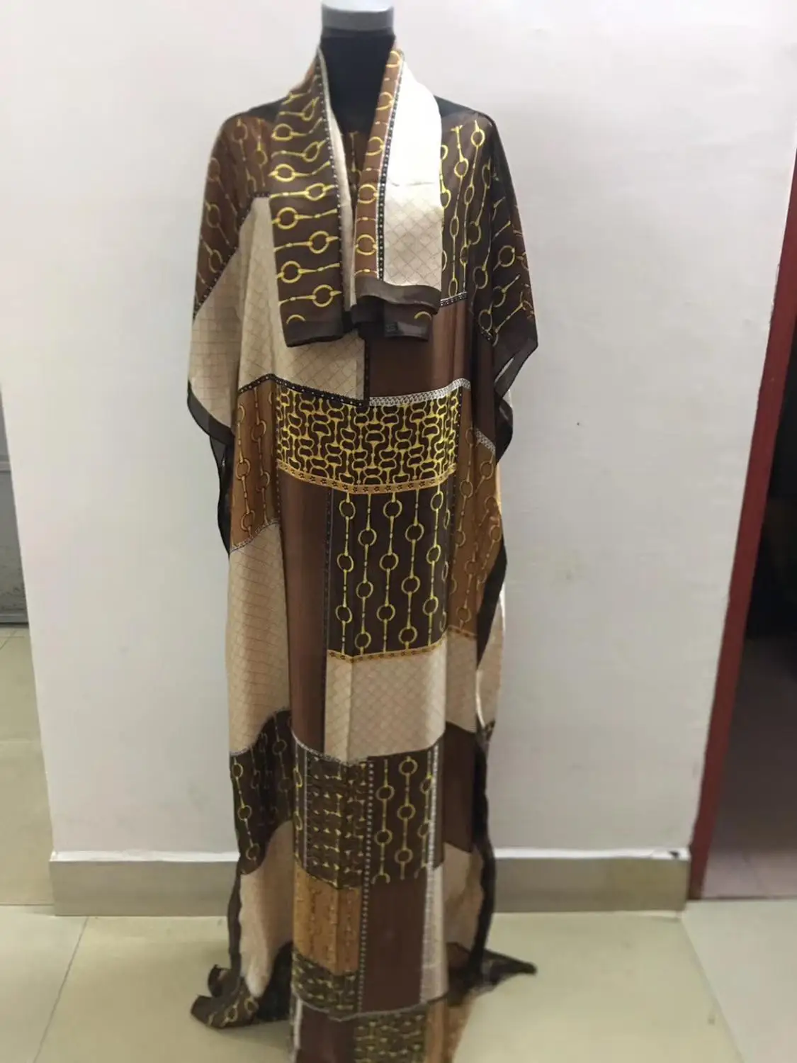 europejska odzie Free Size Malaysia summer bohemian Beach sexy lady Silk long dress with scarf Dashiki African women's KAftan
europejska odzie Free Size Malaysia summer bohemian Beach sexy lady Silk long dress with scarf Dashiki African women's KAftan
