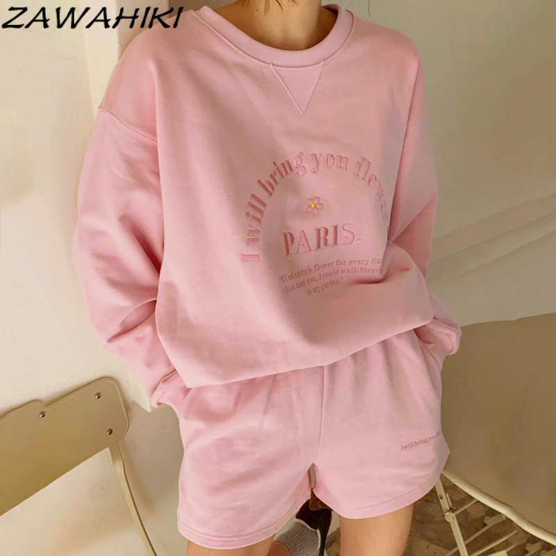 Костюм женский осенний с круглым вырезом, вышитыми буквами и длинными рукавами
Костюм женский осенний с круглым вырезом, вышитыми буквами и длинными рукавами