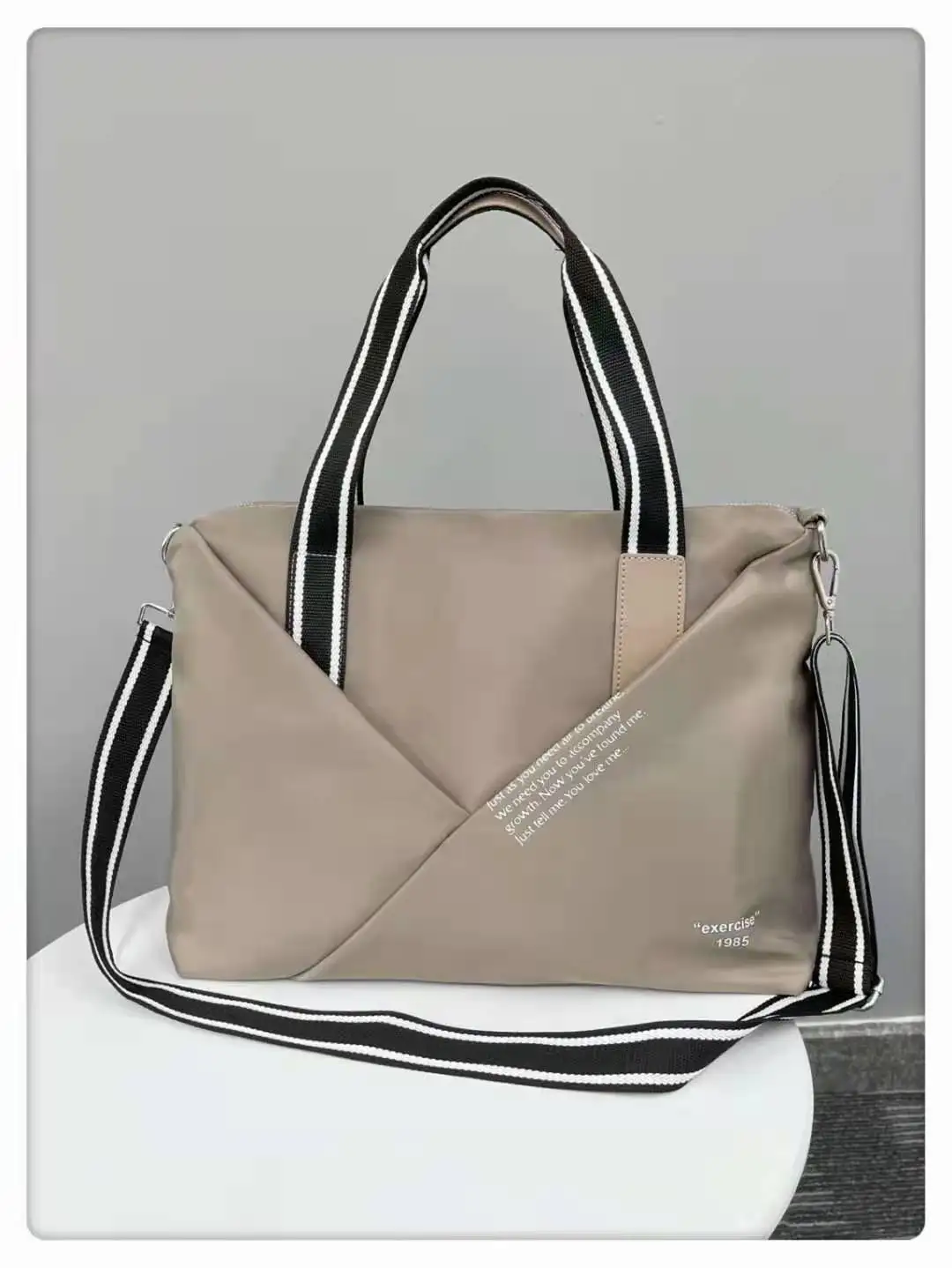 waterproof nylon women handbag 2021 fashion solid color casual office horizonal square nylon handle bag oxford nylon fabric
waterproof nylon women handbag 2021 fashion solid color casual office horizonal square nylon handle bag oxford nylon fabric