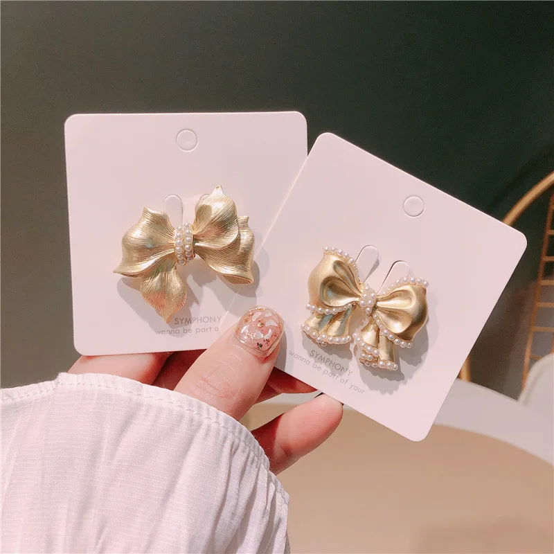 Fashion Bowknot Brooches Matte Gold Pearl Bow Pin Buckle Autumn Winter Badge Coat Corsage Wholesale Women Jewelry for Girls
Fashion Bowknot Brooches Matte Gold Pearl Bow Pin Buckle Autumn Winter Badge Coat Corsage Wholesale Women Jewelry for Girls