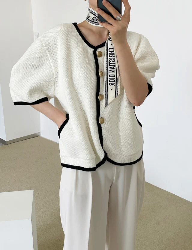 Women Jackets 2021 Summer French Style V-Neck Trim Contrast Color Chic Button Double Pockets Puff Sleeve Knitted Jacket
Women Jackets 2021 Summer French Style V-Neck Trim Contrast Color Chic Button Double Pockets Puff Sleeve Knitted Jacket