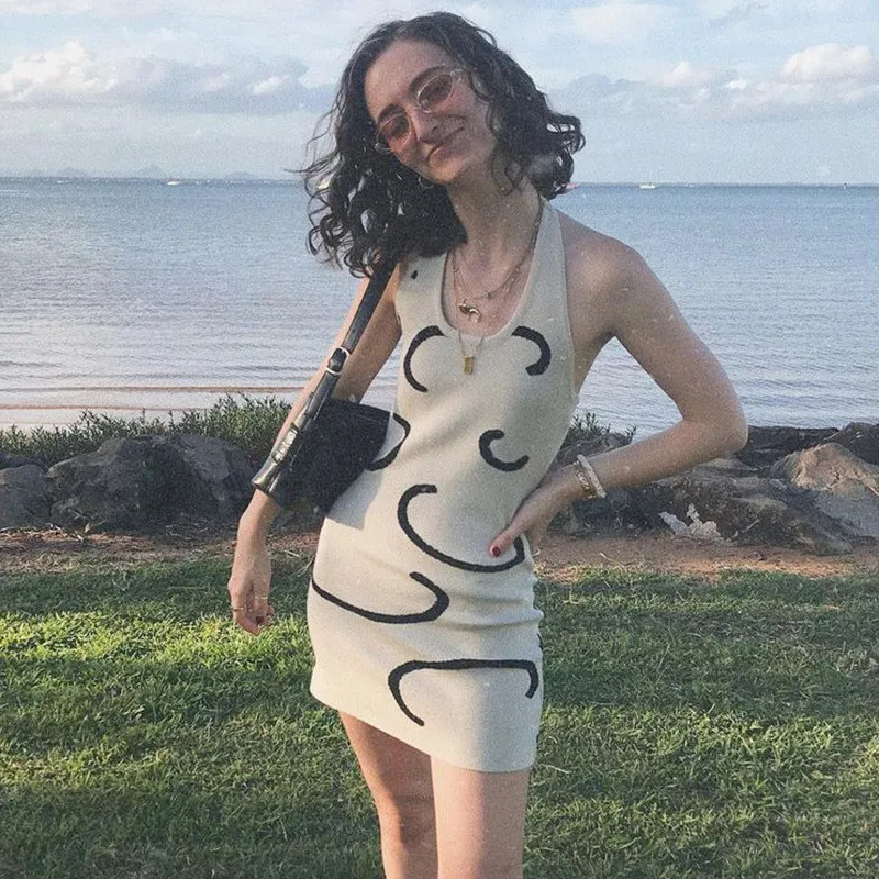 2021 Women Printed Halter Sexy Dress Sheath Club Dress Summer Female Short Mini Dresses
2021 Women Printed Halter Sexy Dress Sheath Club Dress Summer Female Short Mini Dresses