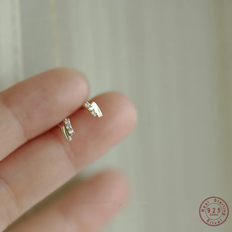 925 Sterling Silver Plating 14k Gold Pavé Crystal Arc Stud Earrings Women Light Luxury Fashion Party Wedding Jewelry Gift
925 Sterling Silver Plating 14k Gold Pavé Crystal Arc Stud Earrings Women Light Luxury Fashion Party Wedding Jewelry Gift