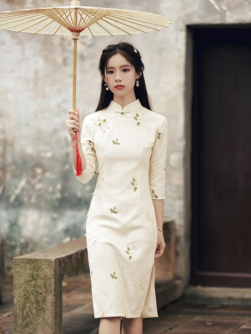Embroidery Slim Vintage Qipao Female Oriental Three Quarter Sleeve Chinese Dress Elegant Classic Cheongsams Robe De Soiree Gown
Embroidery Slim Vintage Qipao Female Oriental Three Quarter Sleeve Chinese Dress Elegant Classic Cheongsams Robe De Soiree Gown