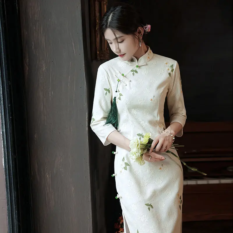 High-end lace cheongsam 2021 new autumn long-sleeved girl improved temperament retro dress white long.
High-end lace cheongsam 2021 new autumn long-sleeved girl improved temperament retro dress white long.
