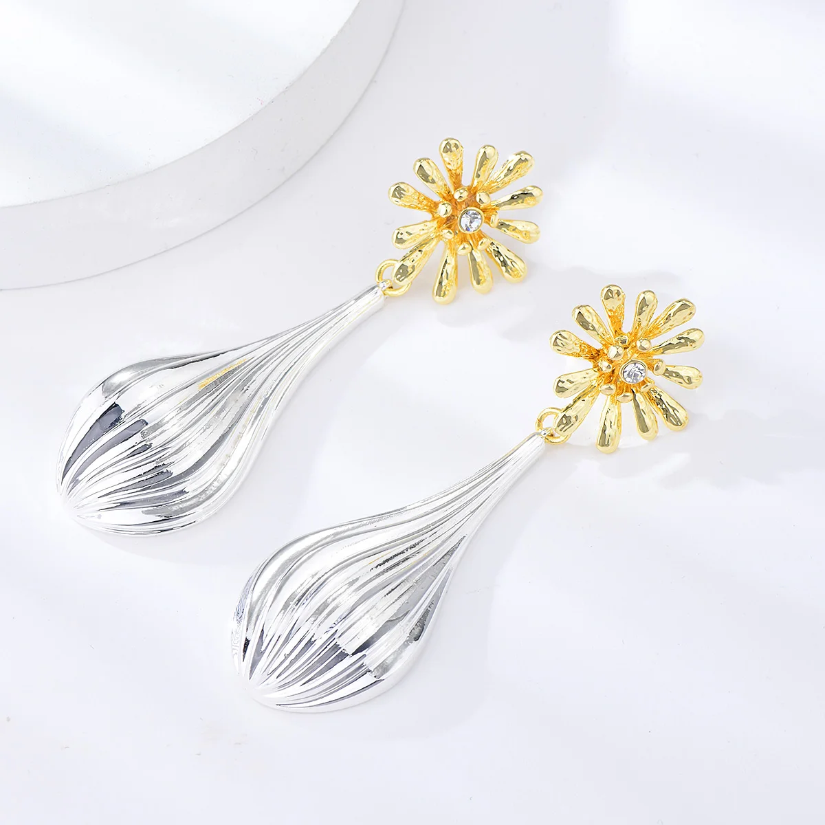 Viennois Water Drop Flower Dangle Earrings for Women Dubai Gold Bridal Drop Earrings African Indian Wedding Jewelry Accessories
Viennois Water Drop Flower Dangle Earrings for Women Dubai Gold Bridal Drop Earrings African Indian Wedding Jewelry Accessories