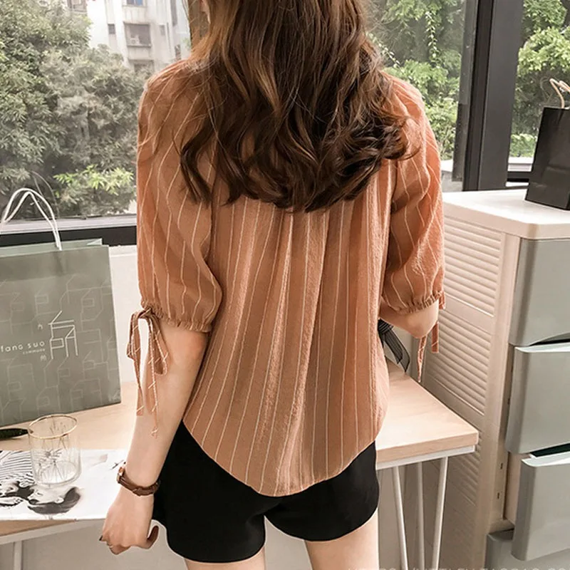 2020 Slash Neck Ladies Blouses Striped Print Women Blouses Half Sleeve V-Neck Women Shirt
2020 Slash Neck Ladies Blouses Striped Print Women Blouses Half Sleeve V-Neck Women Shirt