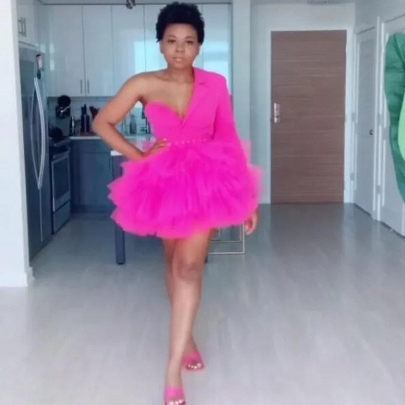 Fuchsia Short Prom Dresses Puffy One Shoulder Long Sleeve With Tiered Homecoming Party Gowns Knee Length vestido de curto
Fuchsia Short Prom Dresses Puffy One Shoulder Long Sleeve With Tiered Homecoming Party Gowns Knee Length vestido de curto