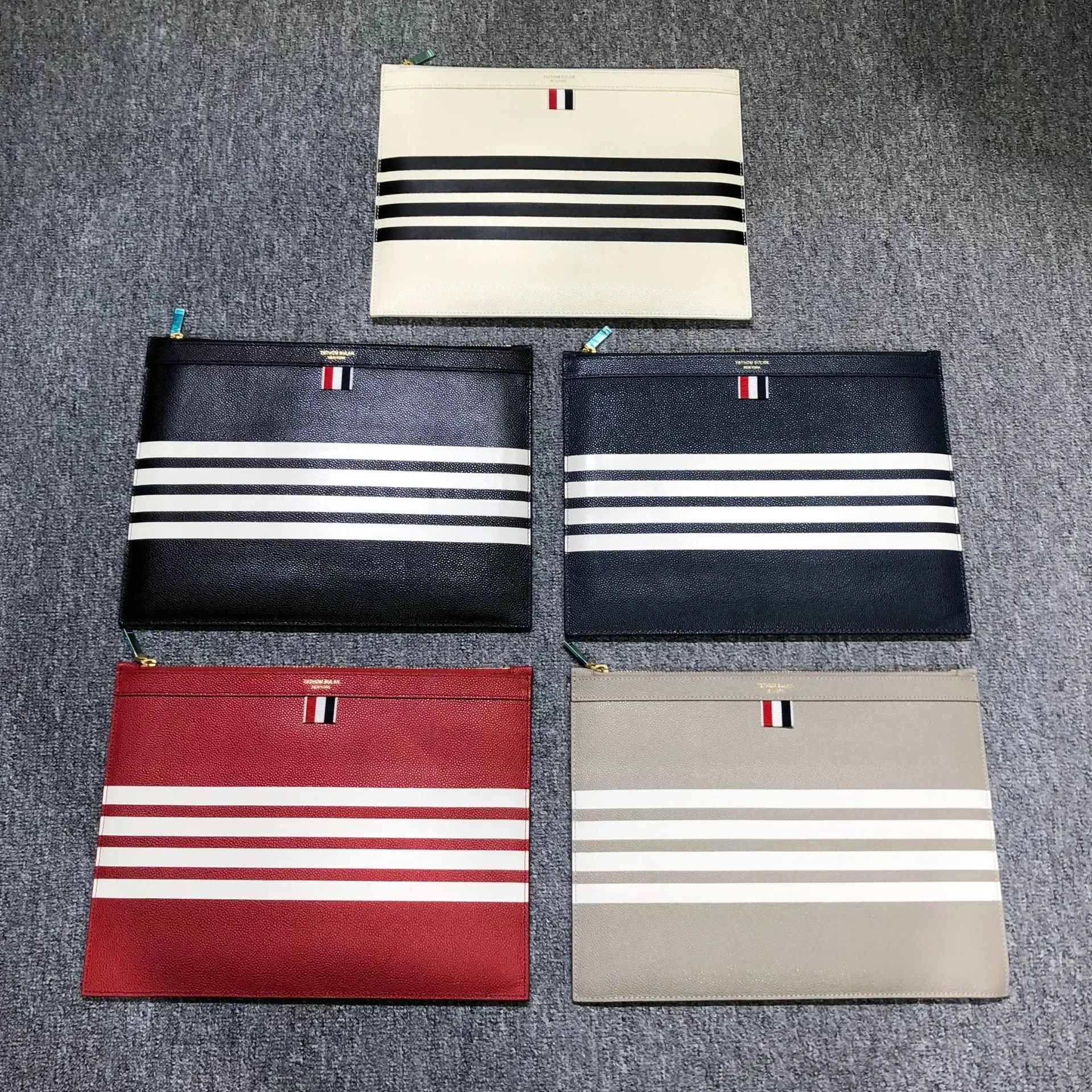 TB THOM Fashion Briefcase Genuine Leather Messenger Bags stripes Black Casual Envelope Bag Men Women Cow Leather Hand Bags
TB THOM Fashion Briefcase Genuine Leather Messenger Bags stripes Black Casual Envelope Bag Men Women Cow Leather Hand Bags