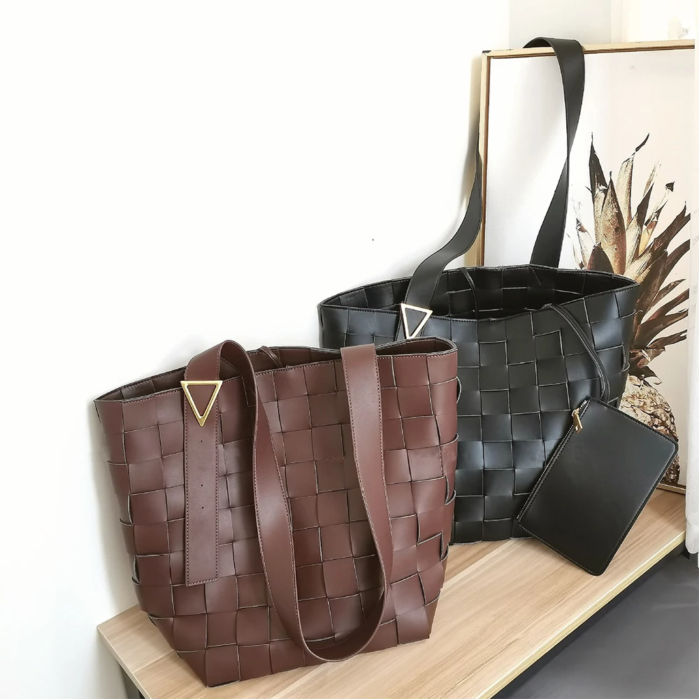 Big Woven Bucket Tote Bag Trend Designer Plaided Bag Large Travel Handbag for Women 2021 Ladies Handbags and Purses Dropshippi n
Big Woven Bucket Tote Bag Trend Designer Plaided Bag Large Travel Handbag for Women 2021 Ladies Handbags and Purses Dropshippi n