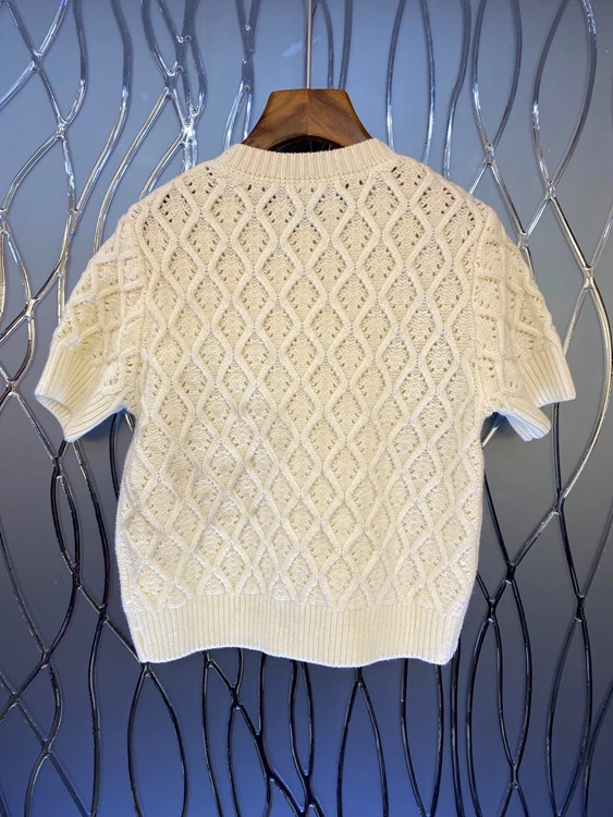 2020 autumn and winter new women's round neck heavy industry diamond decorative buttons short-sleeved all-match sweater 1
2020 autumn and winter new women's round neck heavy industry diamond decorative buttons short-sleeved all-match sweater 1