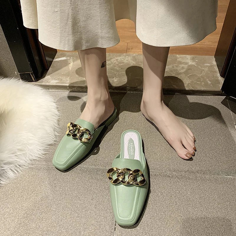 Women Mules 2021 Summer Low Heels Slippers Fashion Elegant Big Chain Closed Toe Leather Casual Slides Flat Shoes Women Slippers 
Women Mules 2021 Summer Low Heels Slippers Fashion Elegant Big Chain Closed Toe Leather Casual Slides Flat Shoes Women Slippers