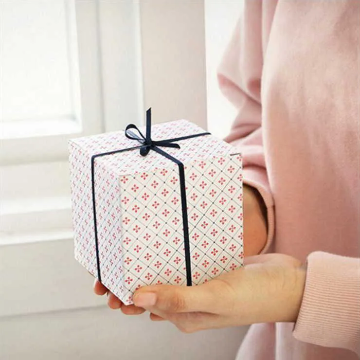 10sets/20pcs White plaid Kraft paper box DIY Wedding party Favor Gift candy Box Small Cake chocolate Packaging Box 9x9x9cm
10sets/20pcs White plaid Kraft paper box DIY Wedding party Favor Gift candy Box Small Cake chocolate Packaging Box 9x9x9cm