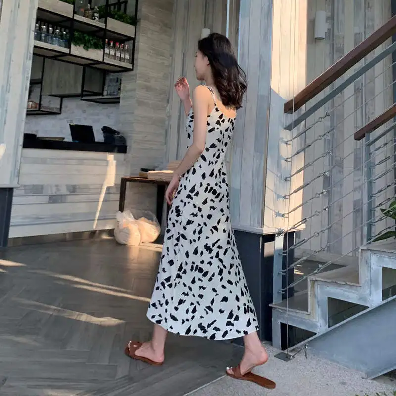 Sling skirt sleeveless V-neck 2021 floral dress goddess fan new slim skirt spring and summer temperament in the long wide
Sling skirt sleeveless V-neck 2021 floral dress goddess fan new slim skirt spring and summer temperament in the long wide