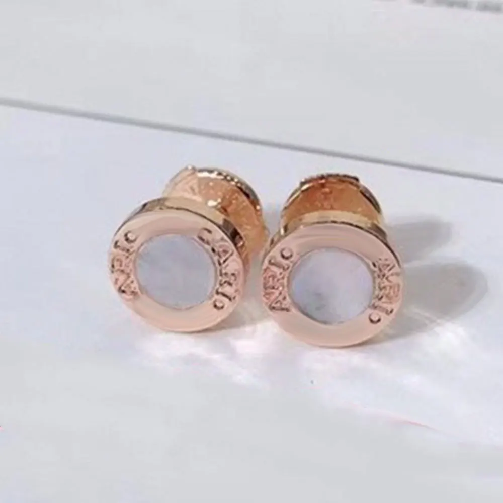 KT Luxury LOGO Earrings1:1High Quality Roman Rose Gold Color Round Pie White Bellstone Button Earrings Brand BVL Jewelry Couples
KT Luxury LOGO Earrings1:1High Quality Roman Rose Gold Color Round Pie White Bellstone Button Earrings Brand BVL Jewelry Couples