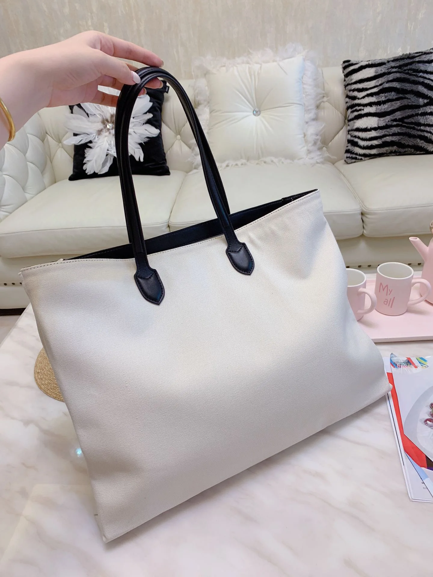 The pursuit of exquisite workmanship and quality of the new high-quality embroidered handbag designer handbags high quality
The pursuit of exquisite workmanship and quality of the new high-quality embroidered handbag designer handbags high quality