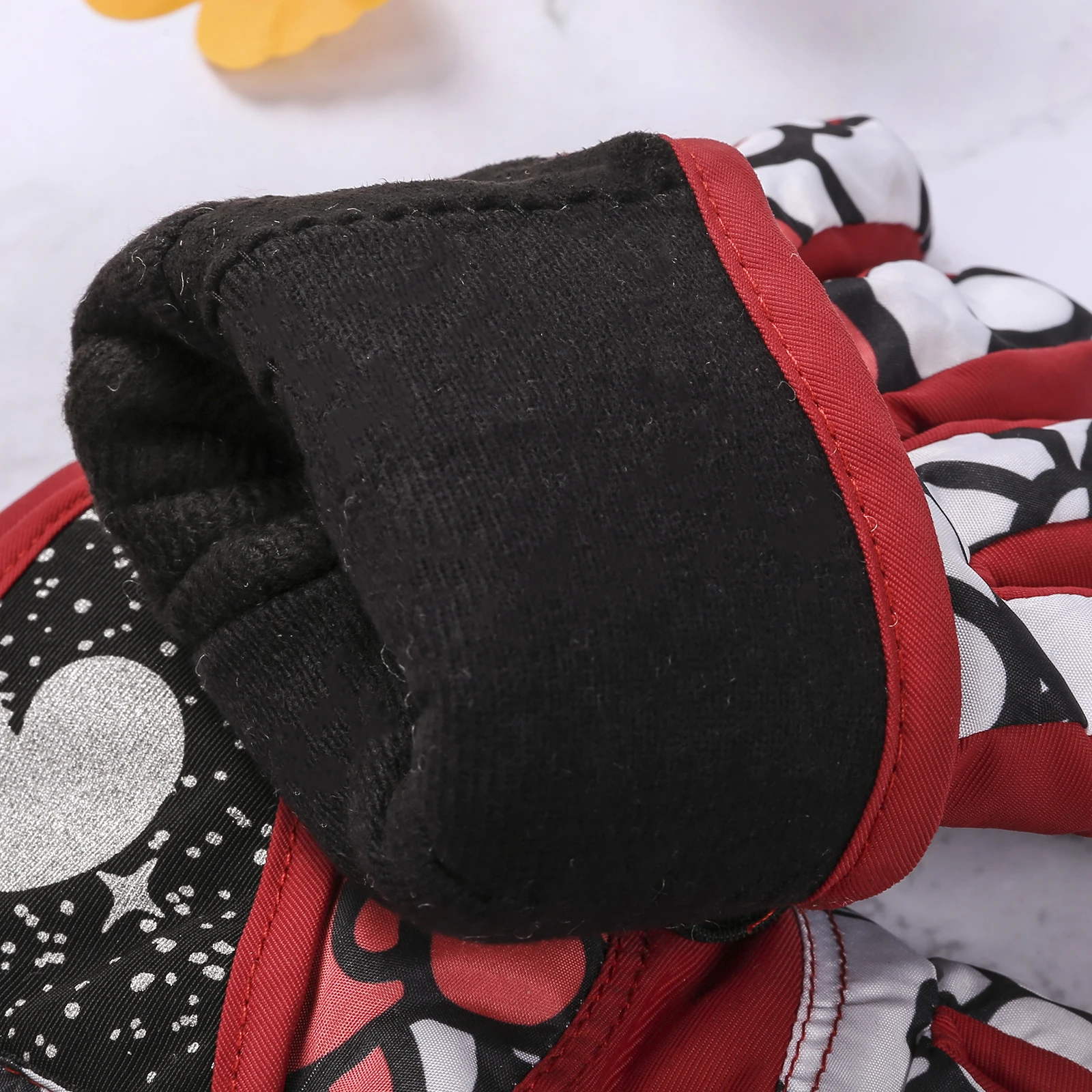 Childrens Gloves Cute Print Winter Windproof Warm Outdoor Sports Gloves for Skiing Climbing Running Cycling
Childrens Gloves Cute Print Winter Windproof Warm Outdoor Sports Gloves for Skiing Climbing Running Cycling
