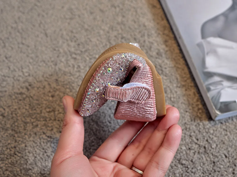 2021 Spring and Autumn Girls Super Flash Hot Rhinestones Shoes Low-top Soft-soled Leather Shoes Girls Princess Single Shoes 
2021 Spring and Autumn Girls Super Flash Hot Rhinestones Shoes Low-top Soft-soled Leather Shoes Girls Princess Single Shoes