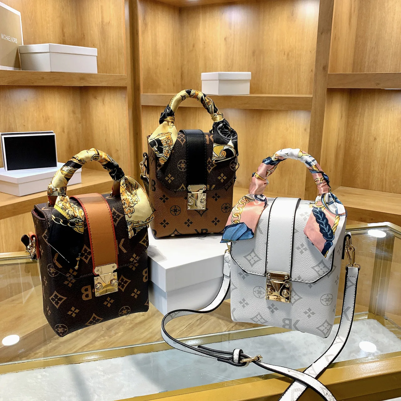 2021 New Luxury Designer Handbag Women's Leather Vintage Shoulder Bag Woman Scarves Female Bag Small Party Brand Crossbody Bag 
2021 New Luxury Designer Handbag Women's Leather Vintage Shoulder Bag Woman Scarves Female Bag Small Party Brand Crossbody Bag