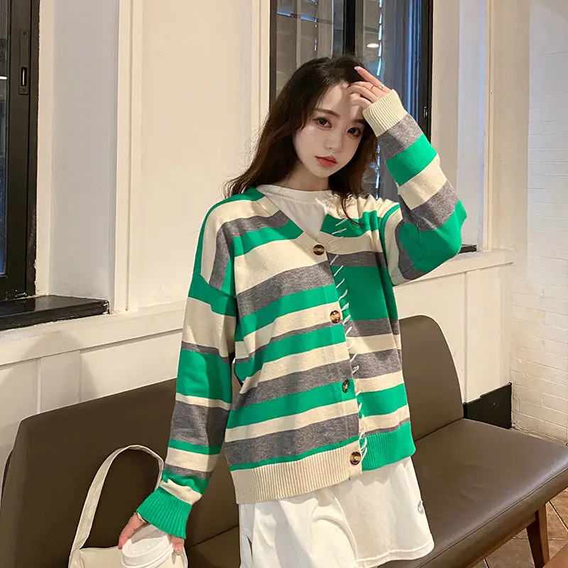 2021 Women Autumn Striped Sweater Cardigan Korean Loose Vintage Knitting Tops Female Casual Spring V-Neck Warm Sweater Cardigan
2021 Women Autumn Striped Sweater Cardigan Korean Loose Vintage Knitting Tops Female Casual Spring V-Neck Warm Sweater Cardigan