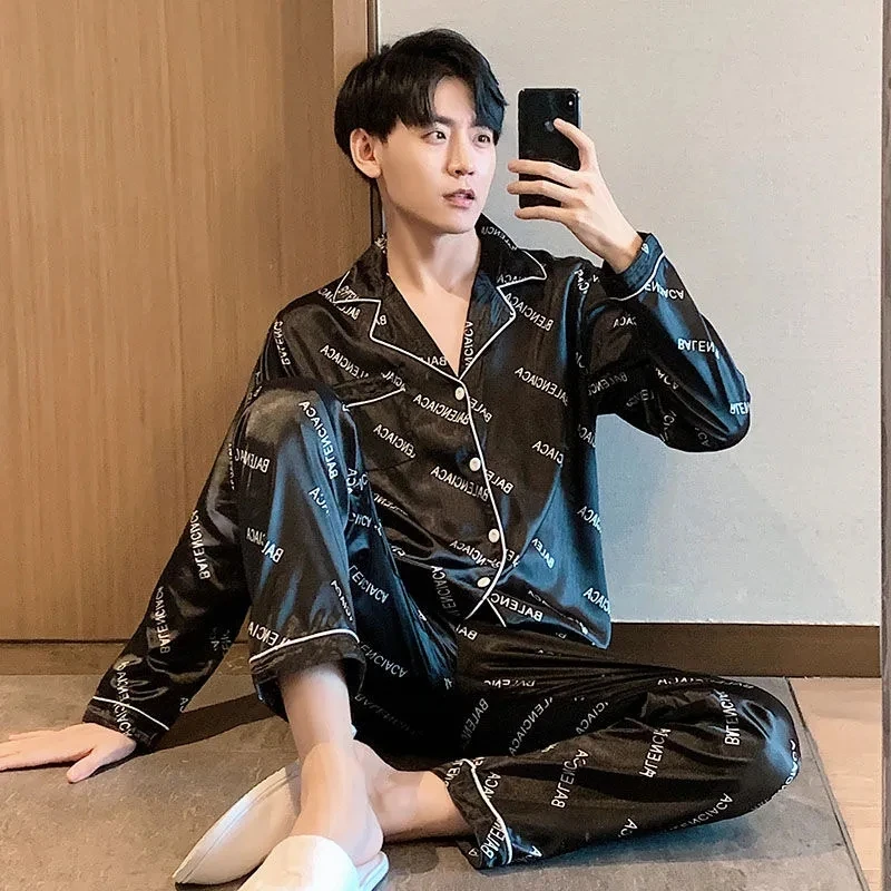 Men's Pajamas Set Autumn Winter Elastic Waist Men Sleepwear Silk Men's Long Sleeve Nightwear Print Top + Long Pant Homewear Set
Men's Pajamas Set Autumn Winter Elastic Waist Men Sleepwear Silk Men's Long Sleeve Nightwear Print Top + Long Pant Homewear Set