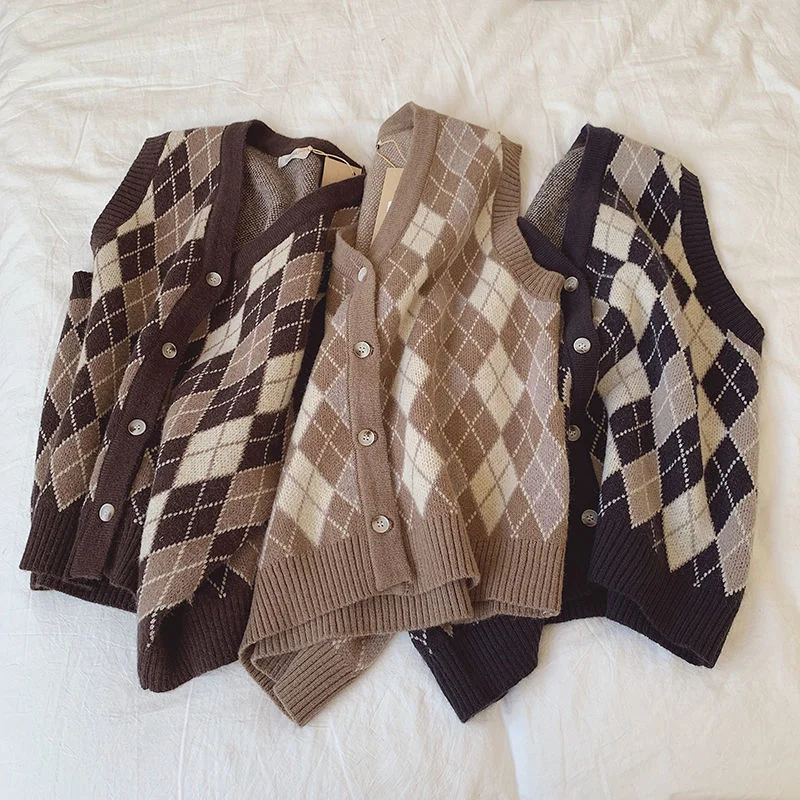 Fold and match ~ warm V-neck Plaid knitted cardigan vest 2021 new British Academy style sleeveless
Fold and match ~ warm V-neck Plaid knitted cardigan vest 2021 new British Academy style sleeveless