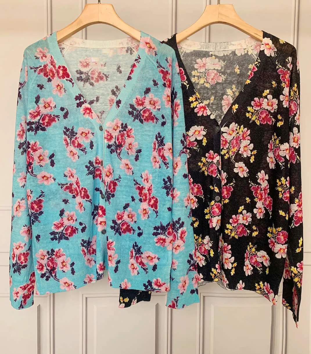 Women V-neck Knit Cardigan 100% Linen Floral Print Single Breasted 2021 Spring Autumn Thin Long Sleeve Ladies Sweater
Women V-neck Knit Cardigan 100% Linen Floral Print Single Breasted 2021 Spring Autumn Thin Long Sleeve Ladies Sweater