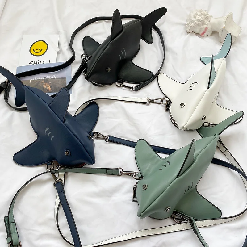 European and American creative animal fierce shark female bag simulation cute animal shoulder bag cartoon bag
European and American creative animal fierce shark female bag simulation cute animal shoulder bag cartoon bag