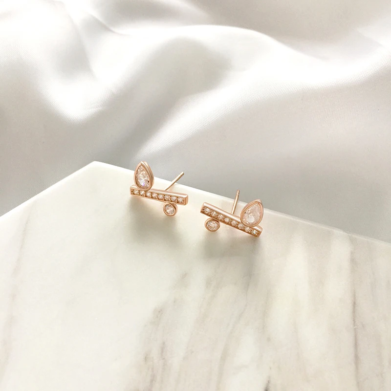 Fashionable original personality European and American wind set zircon seesaw earring female4
Fashionable original personality European and American wind set zircon seesaw earring female4