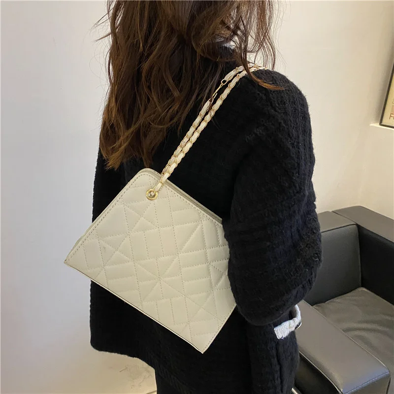 Fashion Chain Single Shoulder Women's Bag Autumn and Winter New Lingge Square Bag Fashion Trend Women's Single Shoulder Solid
Fashion Chain Single Shoulder Women's Bag Autumn and Winter New Lingge Square Bag Fashion Trend Women's Single Shoulder Solid