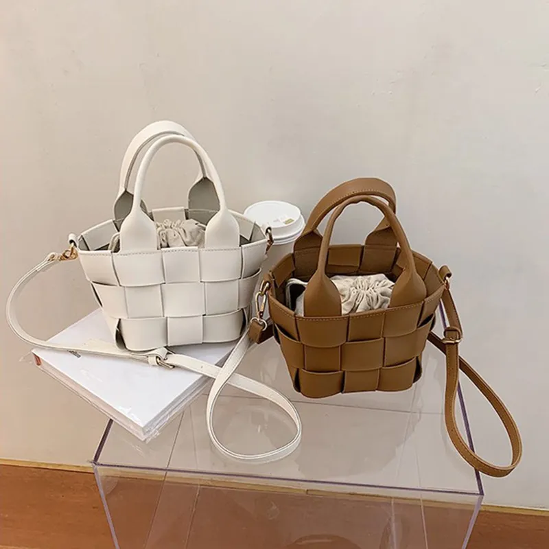 Woven Vegetable Basket Bag Hand-woven Handbag Small Bag Fashion 2020 New Shoulder Messenger Bag Handbags Women Bags 
Woven Vegetable Basket Bag Hand-woven Handbag Small Bag Fashion 2020 New Shoulder Messenger Bag Handbags Women Bags